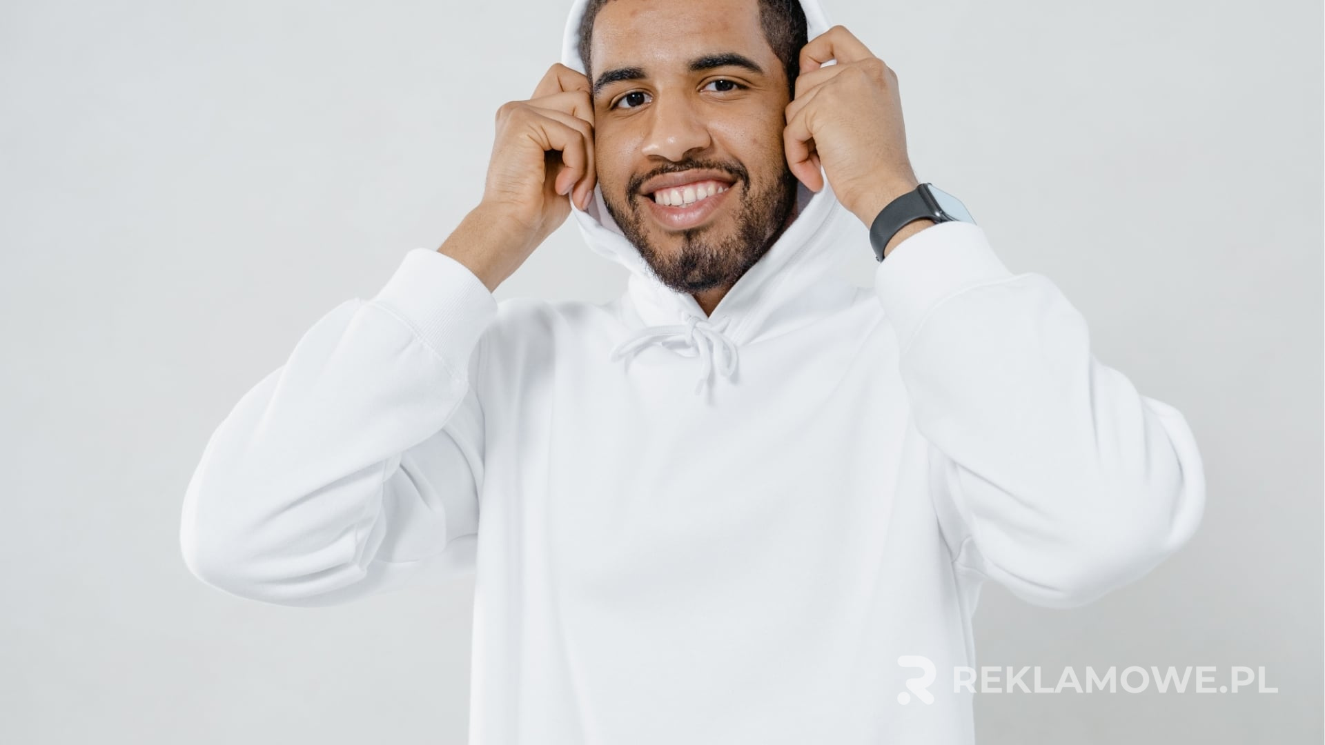 Bluza reklamowa dla startupu jako element promocji marki