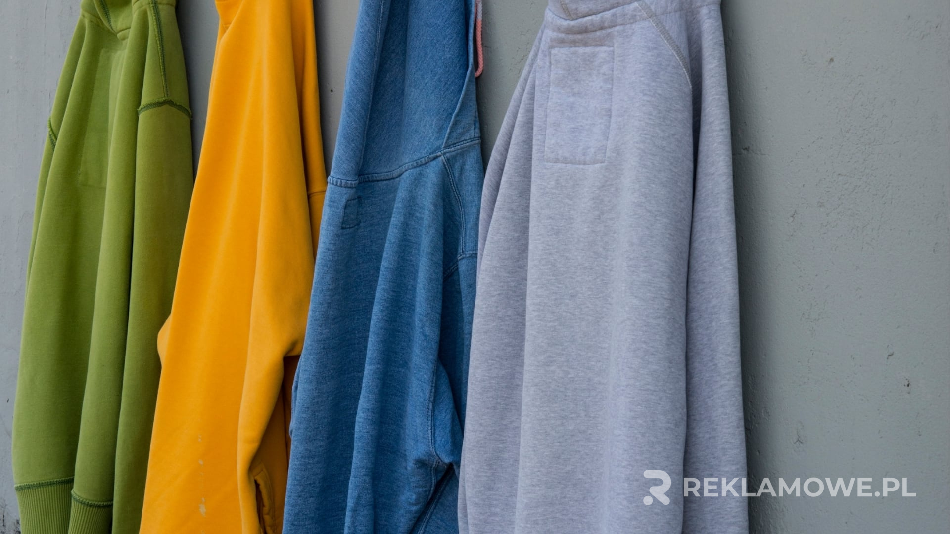 Bluza reklamowa noszona na sportowym wydarzeniu