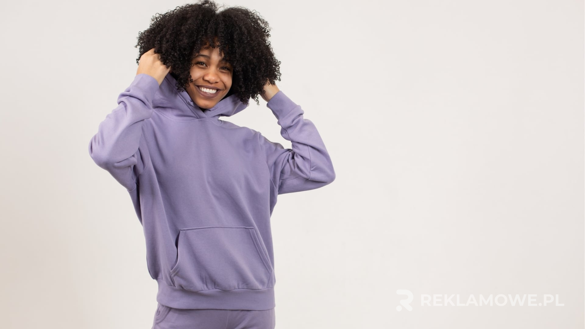 Bluzy reklamowe a ochrona środowiska – jak to pogodzić? Bluza reklamowa przyjazna dla środowiska