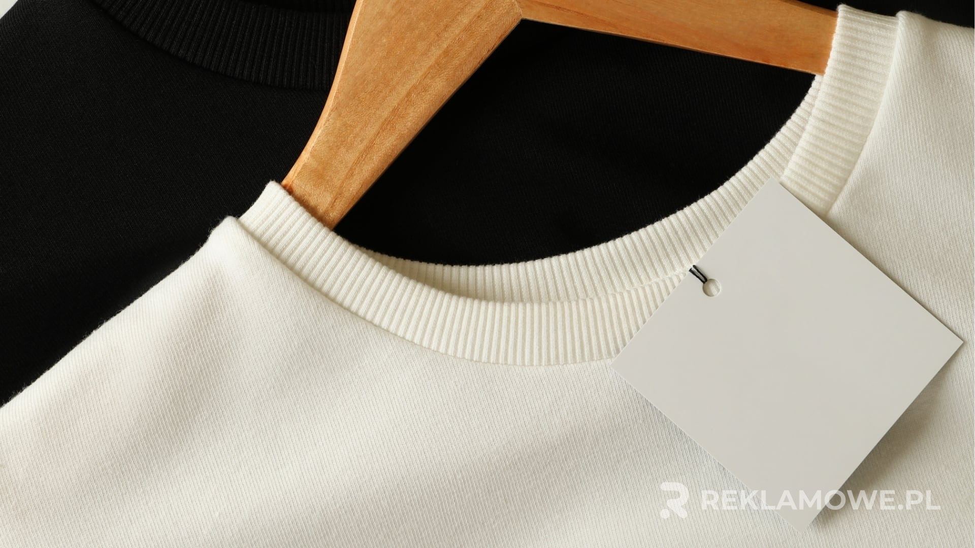 Bluza reklamowa na tle neutralnym
