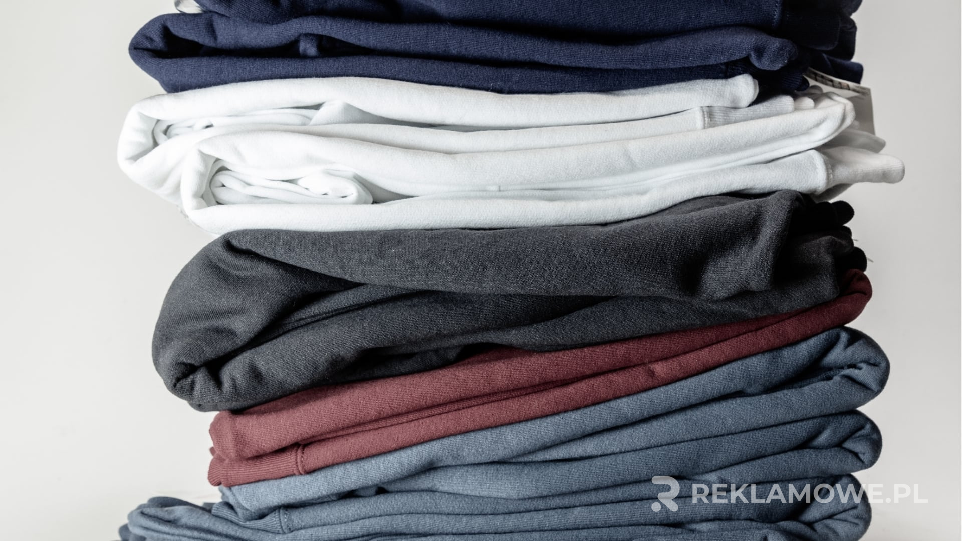 Zaprojektowana bluza reklamowa