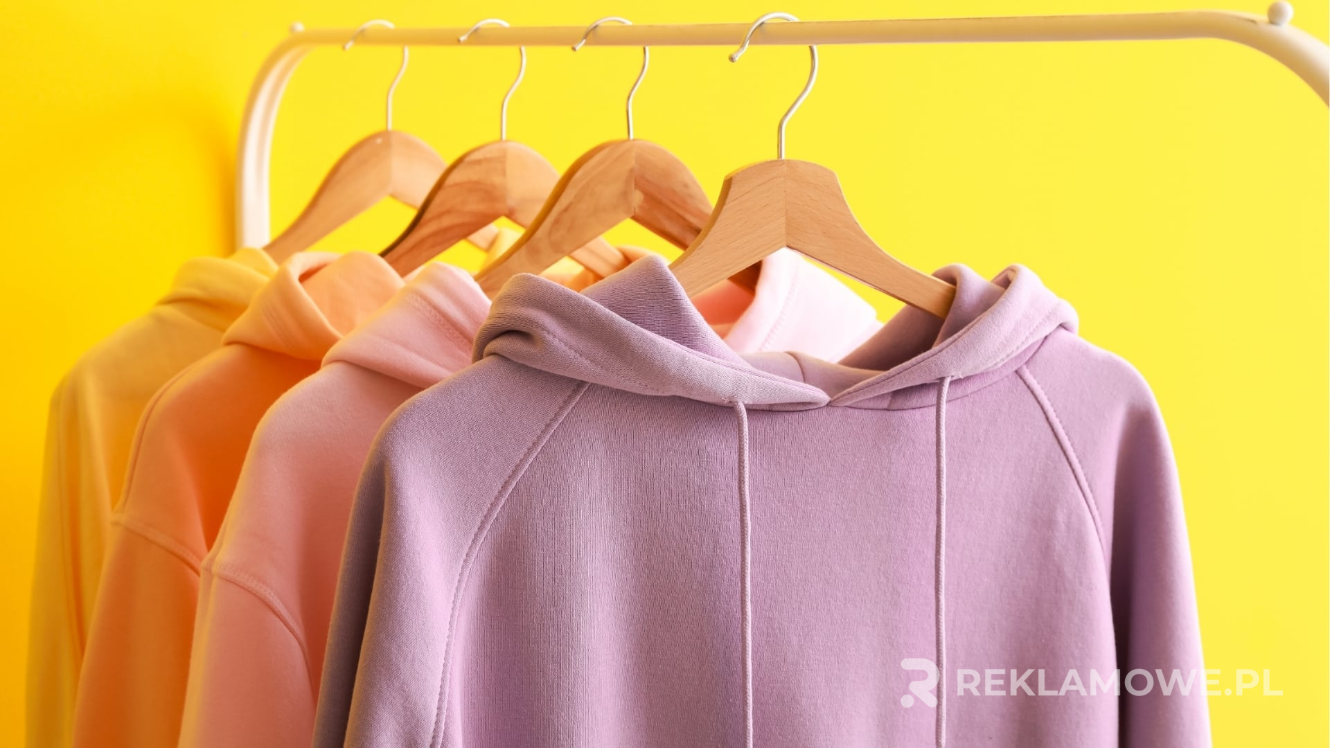 Bluza reklamowa jako element uniformu
