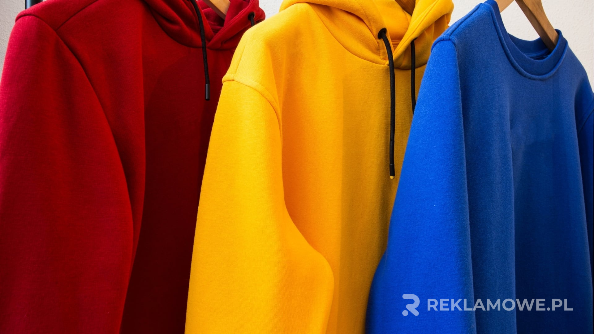 Jak bluzy reklamowe wpływają na identyfikację wizualną firmy? Bluza reklamowa z logo firmy pomagająca w identyfikacji wizualnej