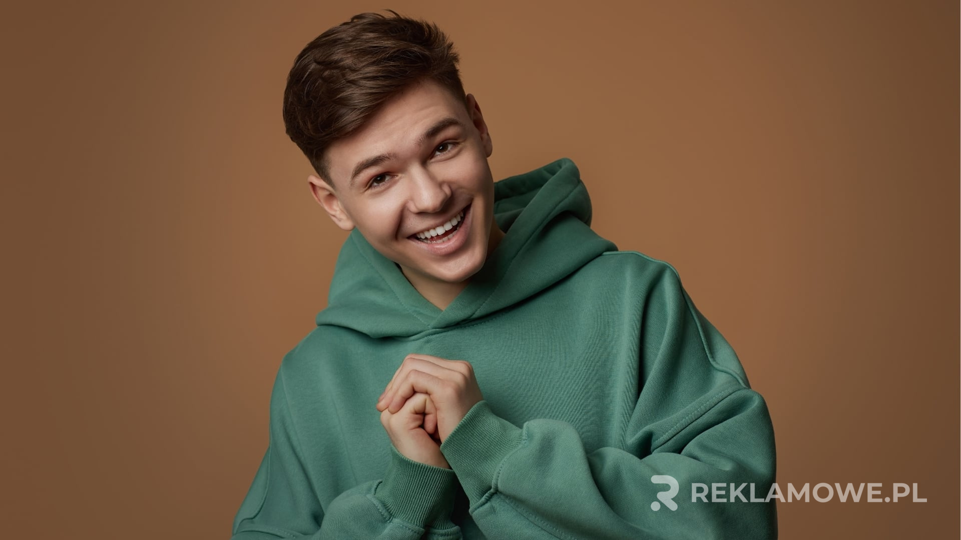 Bluza reklamowa używana jako narzędzie promocyjne na wydarzeniu