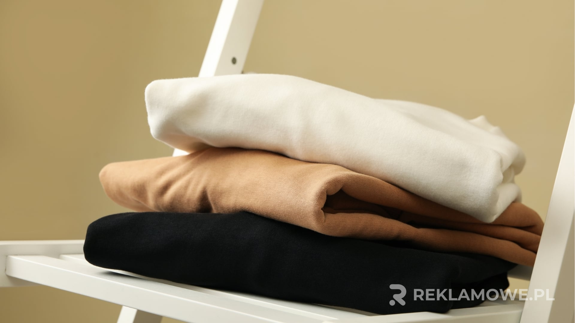 Bluza reklamowa noszona na targach branżowych