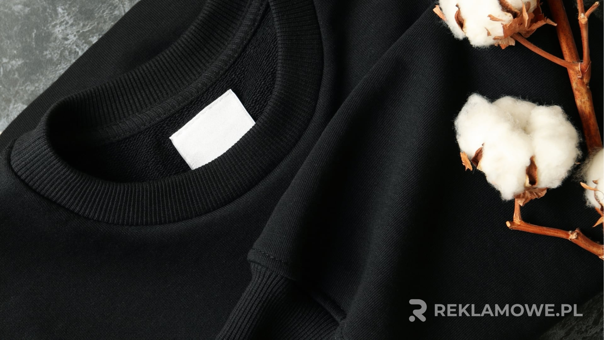 Osoba nosząca bluzę reklamową z logo firmy