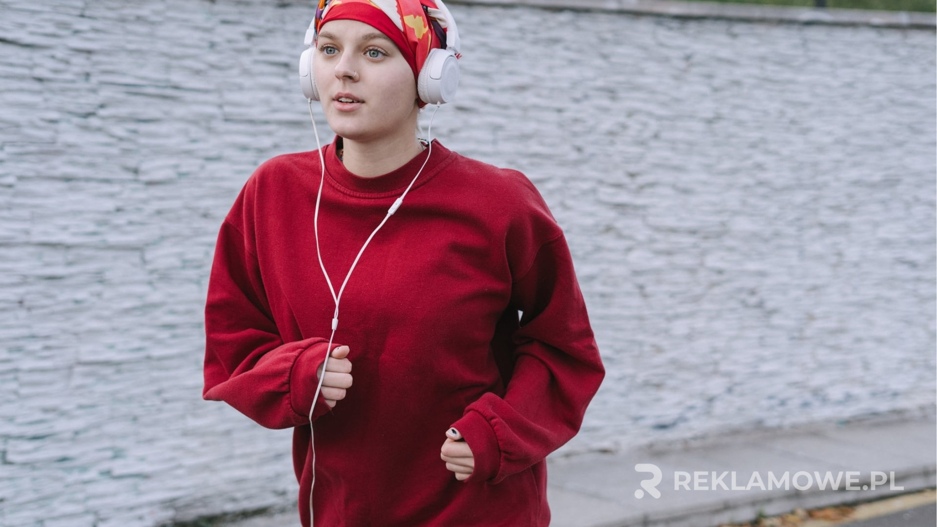 Bluzy reklamowe na stole z cenami