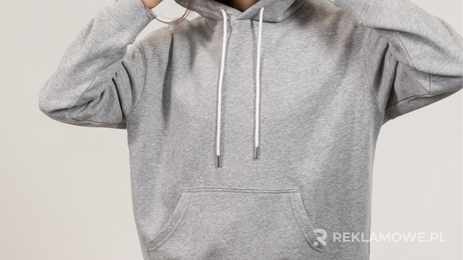 Kreatywne i inspirujące projekty bluz reklamowych