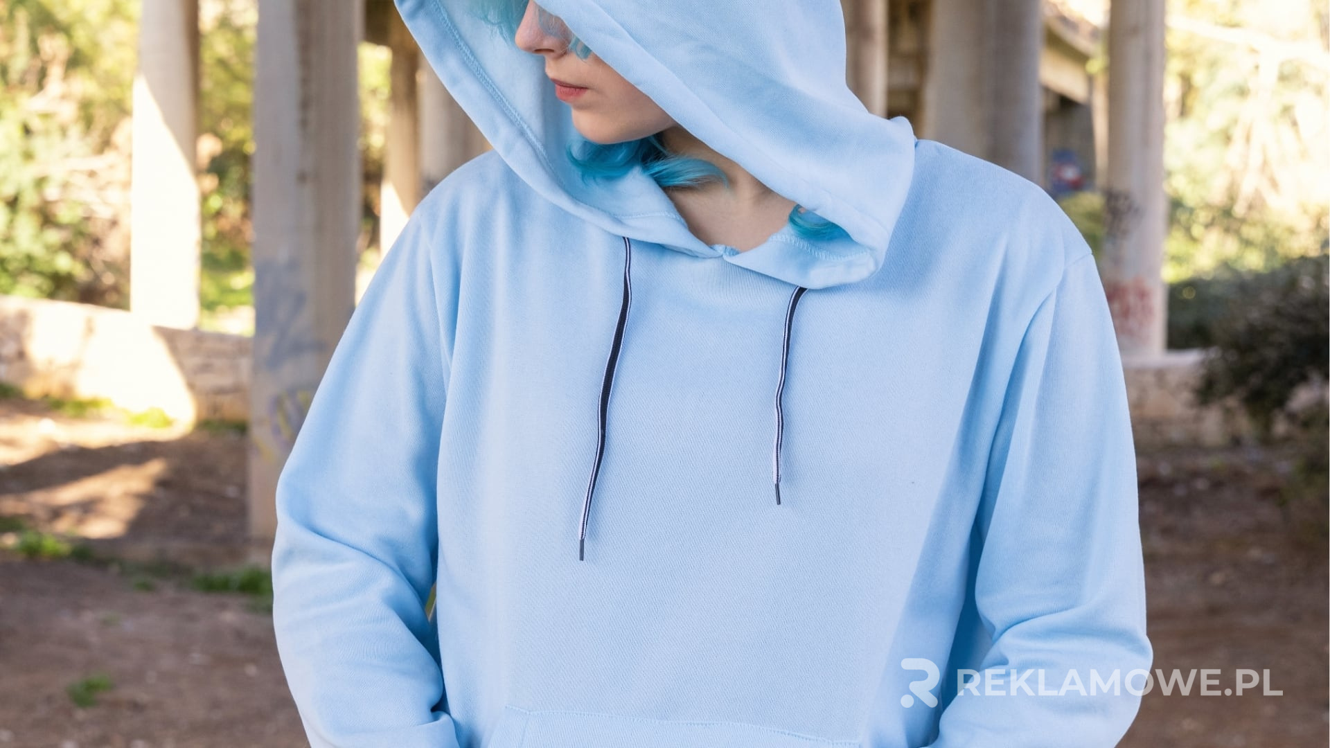 Minimalistyczna bluza reklamowa na modelu