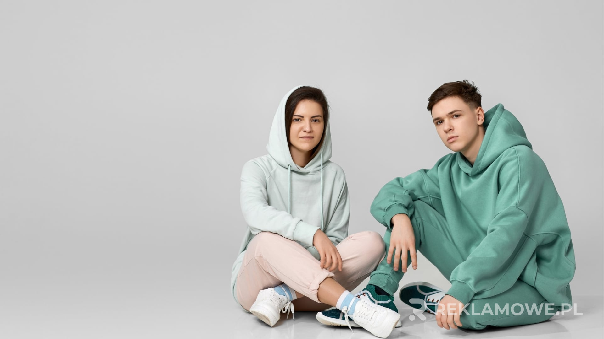 Nadruki na bluzach reklamowych w różnych stylach