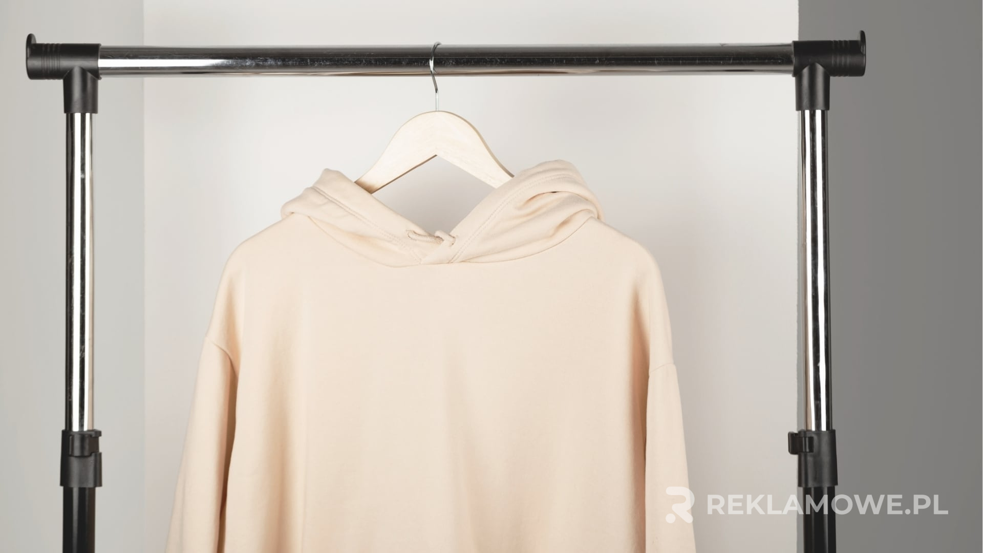 Jak personalizować bluzy reklamowe? Poradnik krok po kroku Bluza reklamowa z personalizowanym nadrukiem