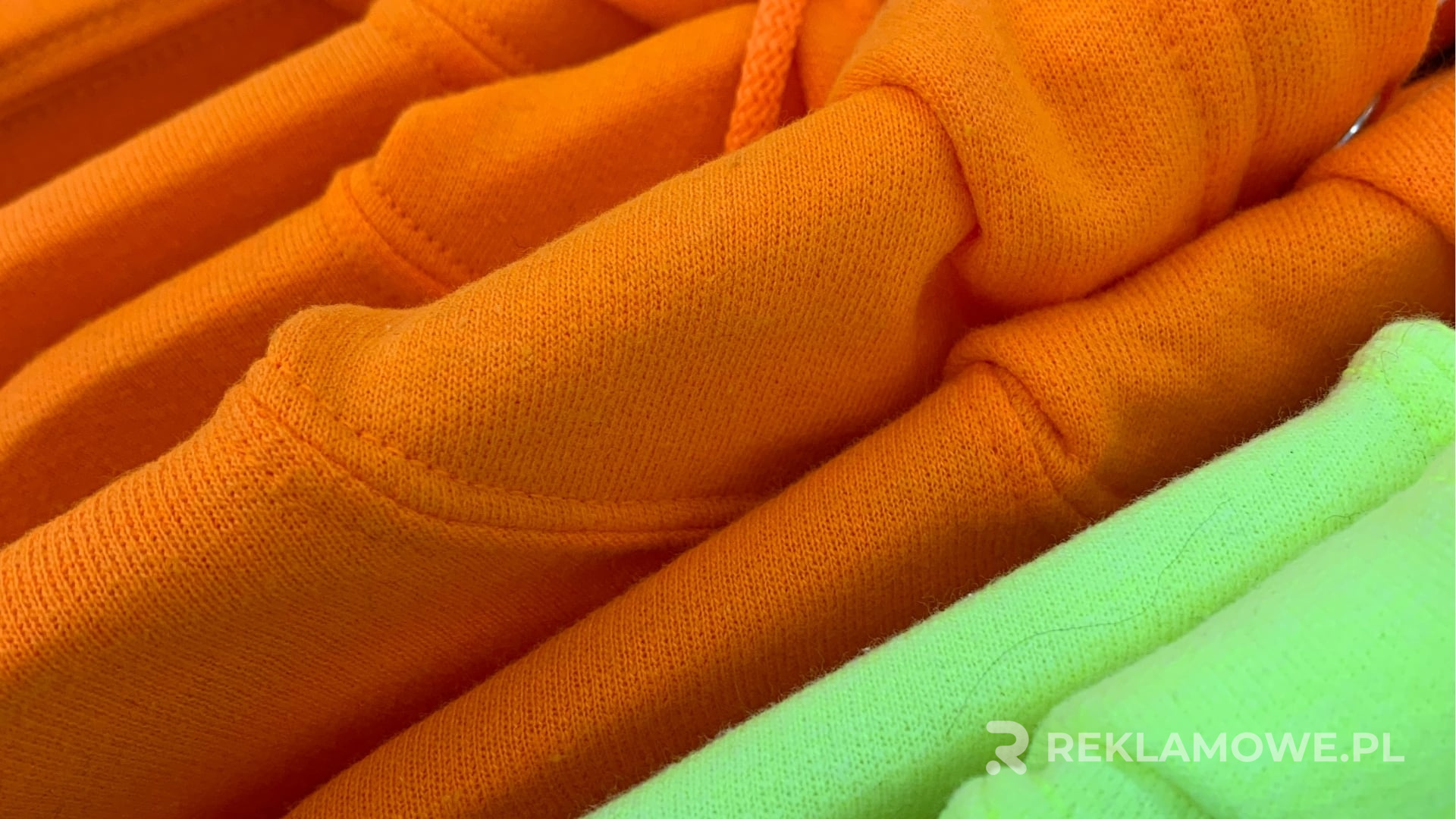 Jak dostosować bluzy reklamowe? Opcje nadruku i haftu Personalizacja bluz reklamowych z nadrukiem i haftem