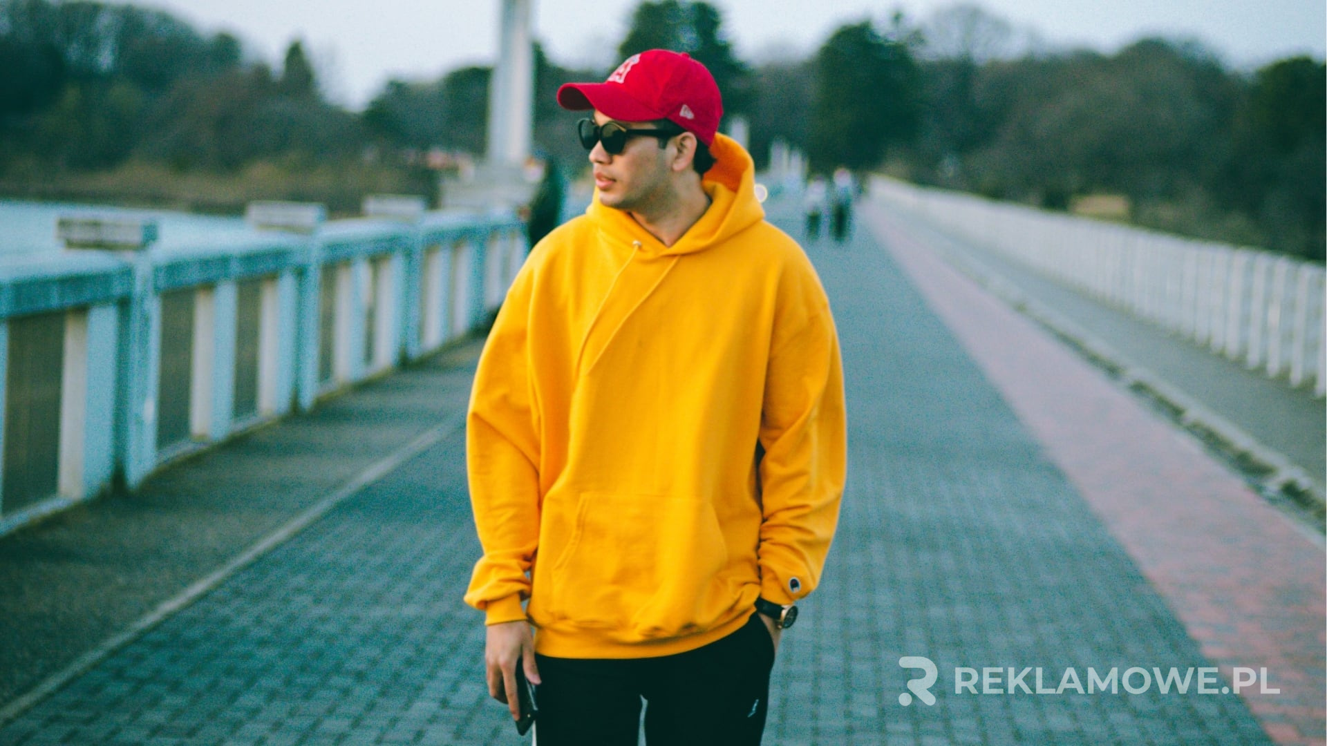 Bluza reklamowa i inne narzędzia marketingowe