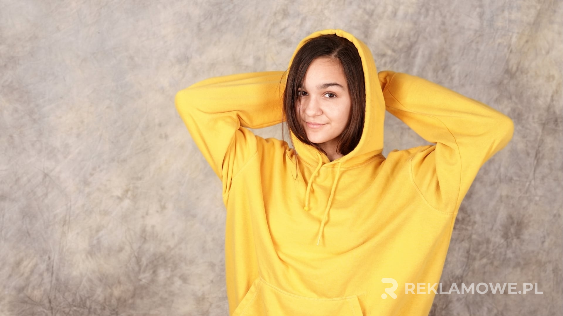 Osoby otrzymujące bluzy reklamowe podczas wydarzenia