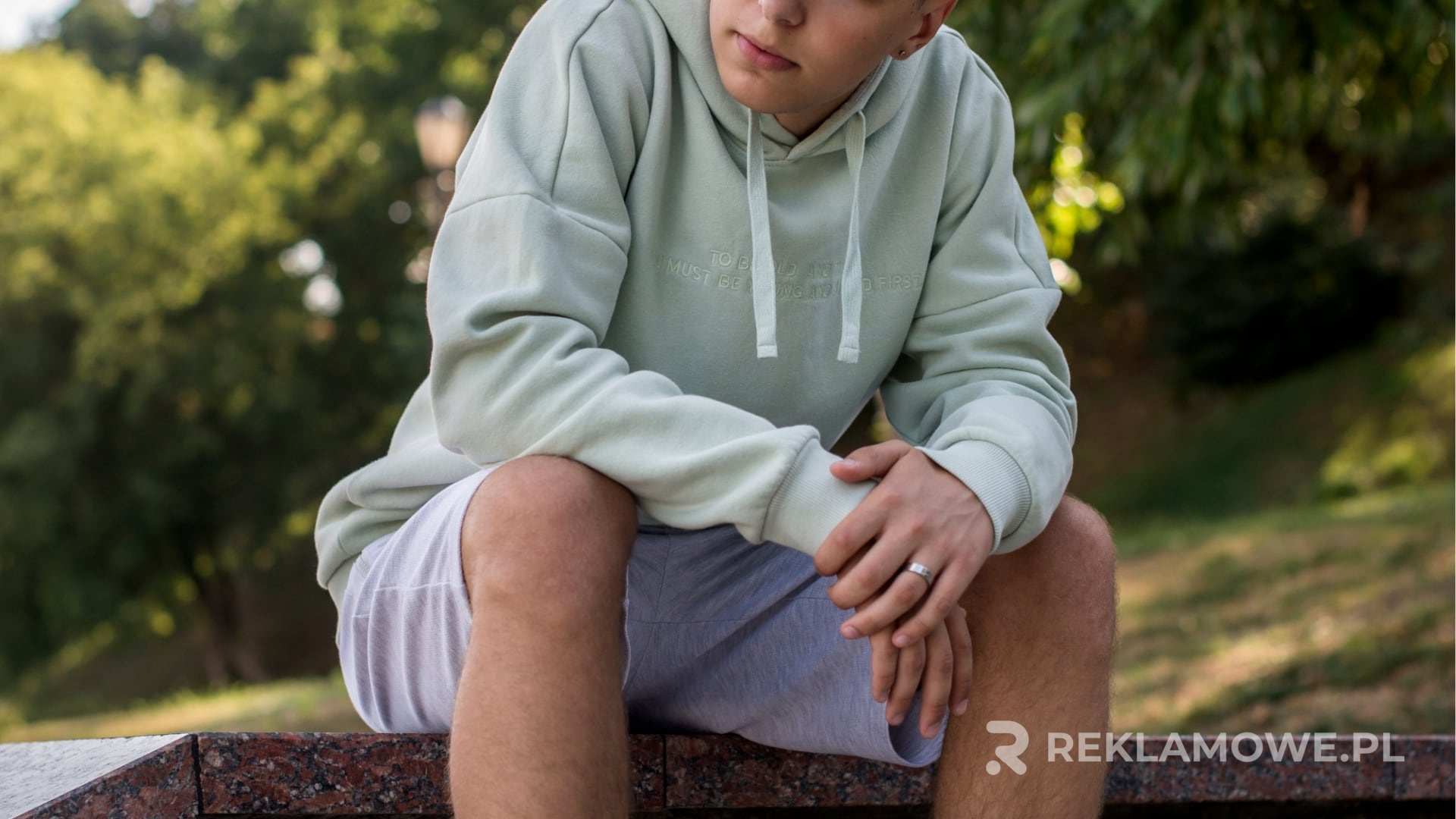 Testowanie trwałości bluz reklamowych przed zakupem