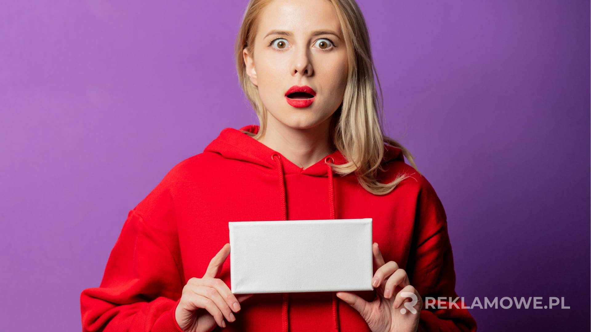 Zespół w reklamowych bluzach podnoszący morale